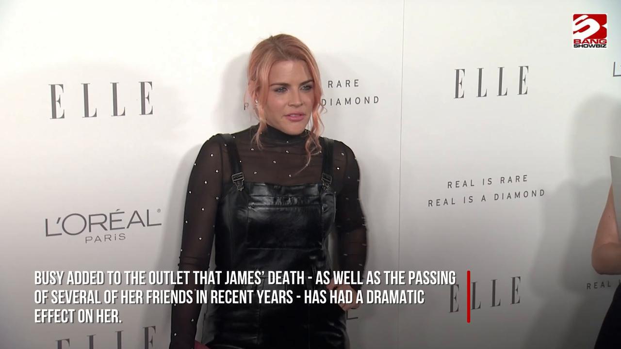 Video thumbnail for Busy Philipps is finding it 'hard' after James Van Der Beek's death