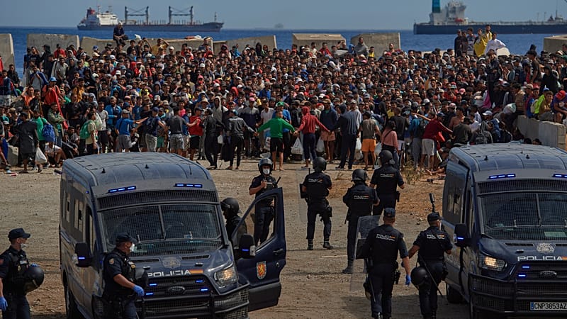 Video thumbnail for Police in Ceuta clash with anti-migrant protesters as tensions rise