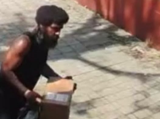 Video thumbnail for Surveillance video captures suspect stealing FedEx package from Newark porch