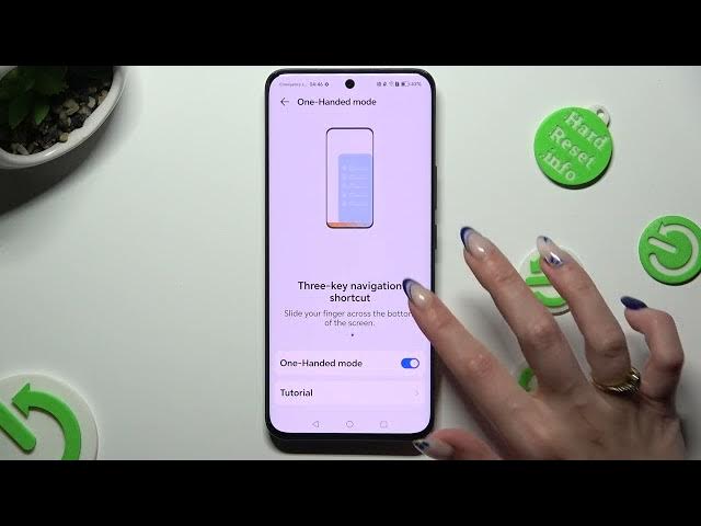 Video thumbnail for How to Enter One Handed Mode on HONOR 90
