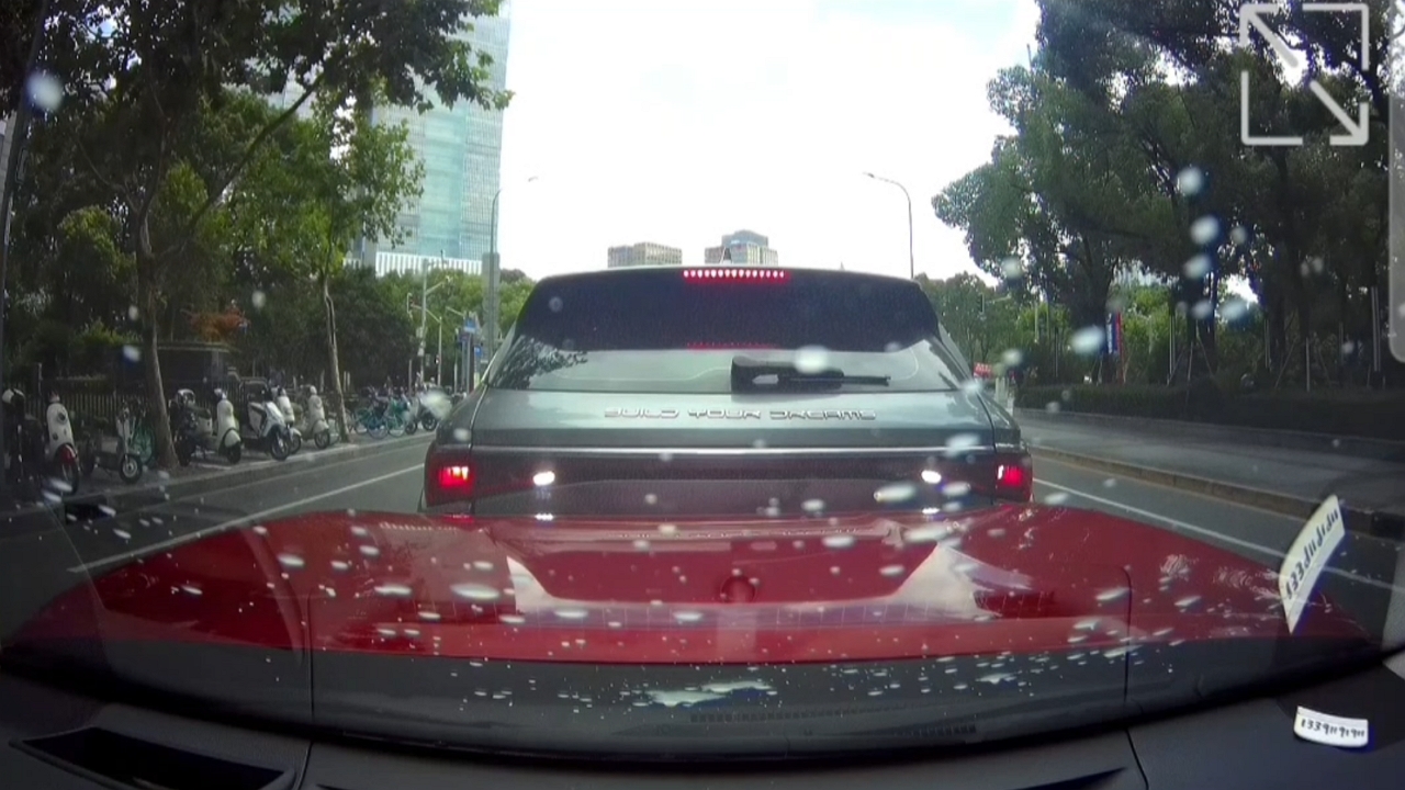 Video thumbnail for Reversing Car Sparks Rear-End Crash at Shanghai Stoplight