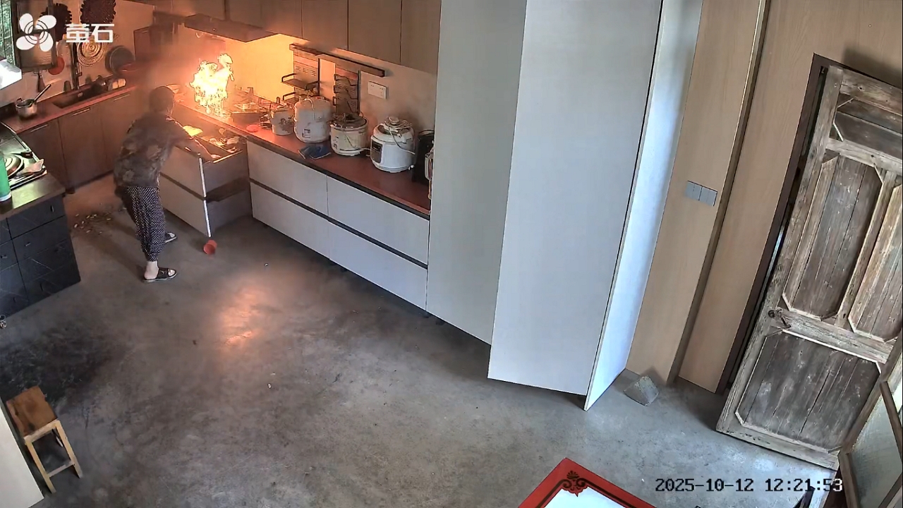 Video thumbnail for Woman expertly manages unexpected kitchen fire in Zhejiang, China