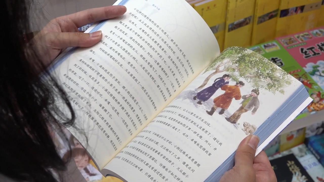 Video thumbnail for Indonesia: Mandarin Books Draw Readers at Jakarta Book Fair.