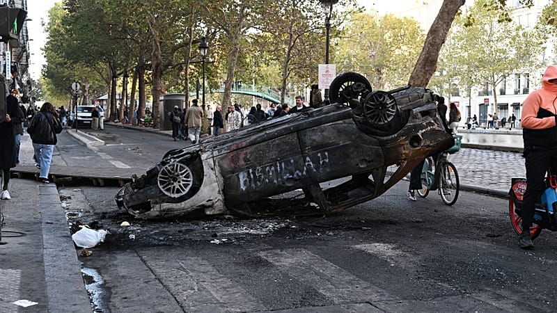 Video thumbnail for French government under pressure after weekend of violence