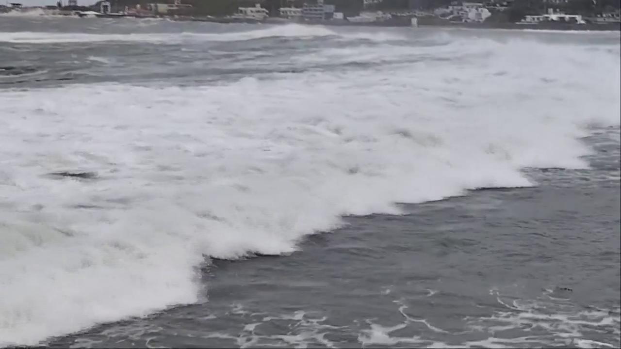 Video thumbnail for Typhoon Dolphin Brings Rough Sea Conditions To Okinawa.