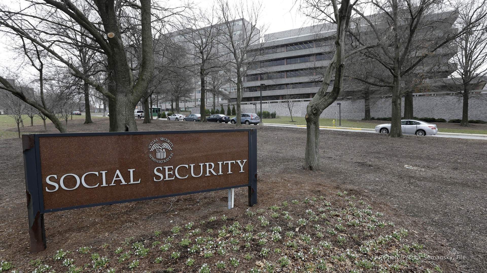 Video thumbnail for Social Security shelves plan that risked cutting benefits: Report