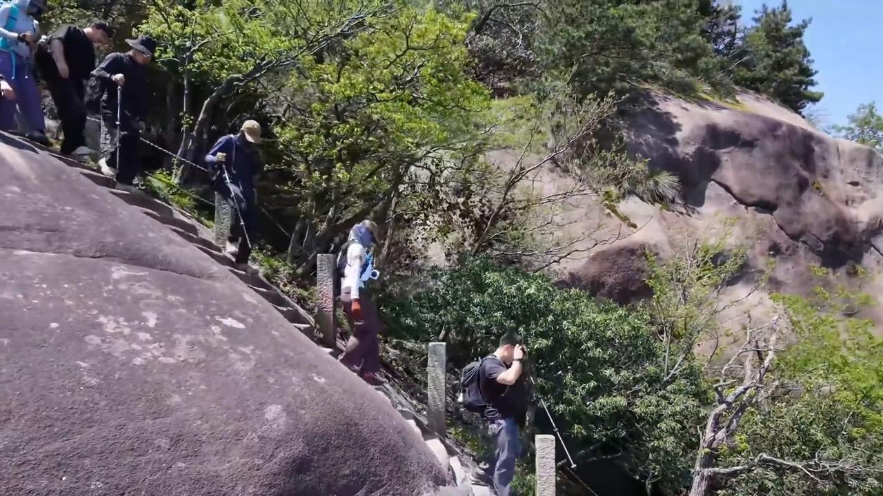 Video thumbnail for China: Chinese man saved falling tourist by grabbing her on dangerous downhill mountain path.