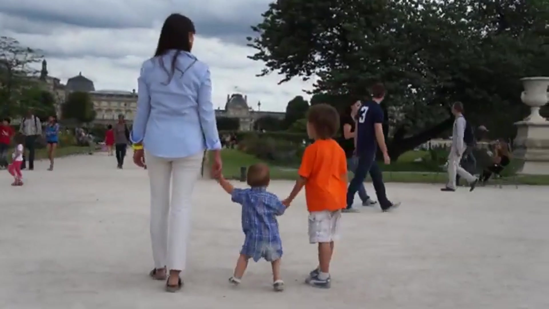 'Video thumbnail for How American Tourists Piss of Paris'