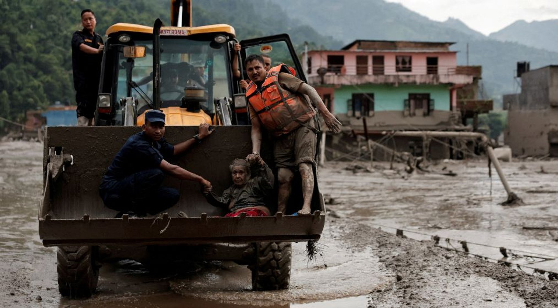 Video thumbnail for At least 160 killed, hundreds missing, as flash flood hits Nepal and Tibet