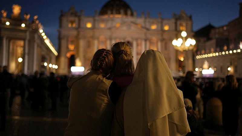 Video thumbnail for Reaction in St. Peter's Square to black smoke on first day of Conclave to elect new pope