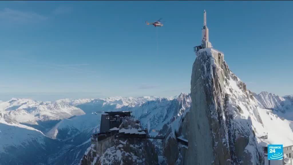 Video thumbnail for France: Extreme footbridge replacement at Mont Blanc summit