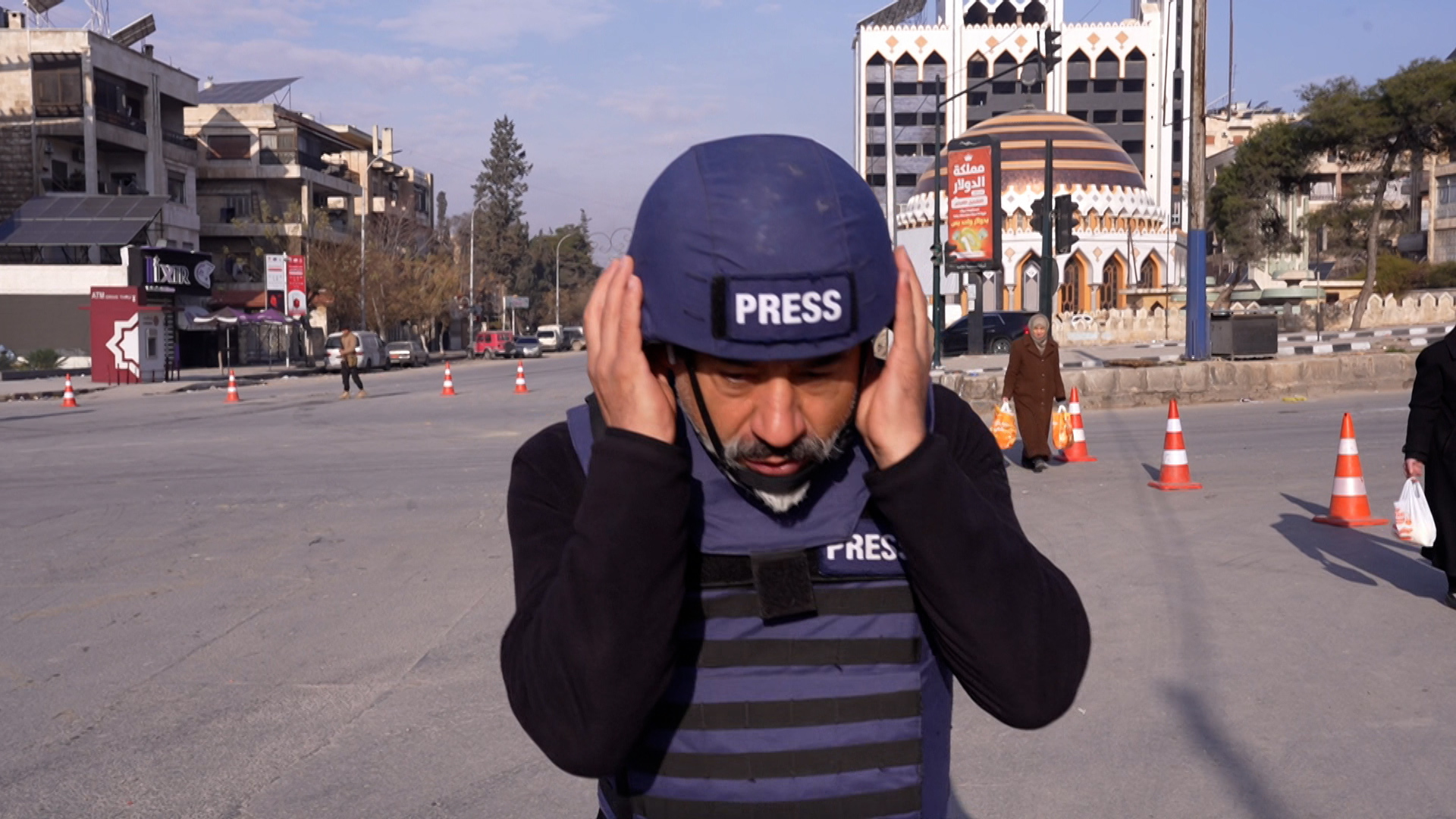 Video thumbnail for Al Jazeera reporter takes cover as shots ring out in Aleppo