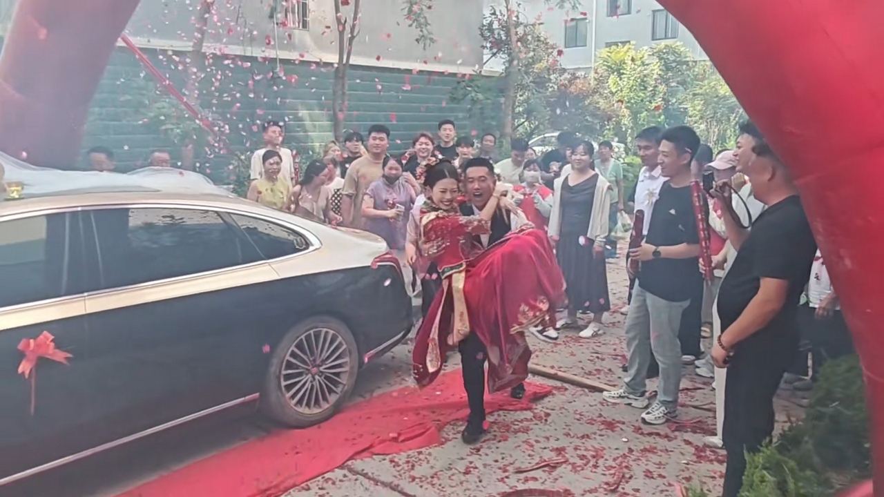 Video thumbnail for Groom Trips While Carrying Bride at Wedding!