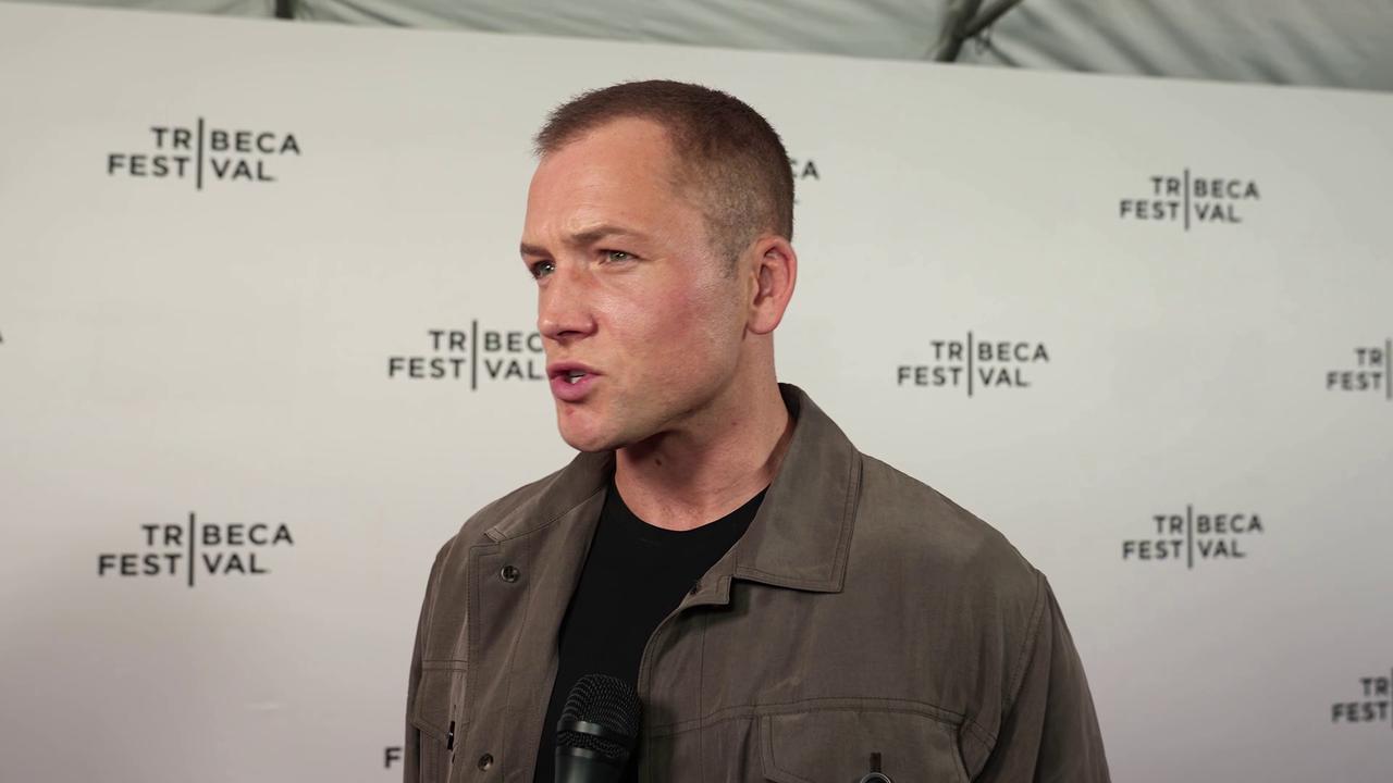 Video thumbnail for UNCAPTIONED: Taron Egerton 'snogged' Tom Hardy in unscripted Legend scene.