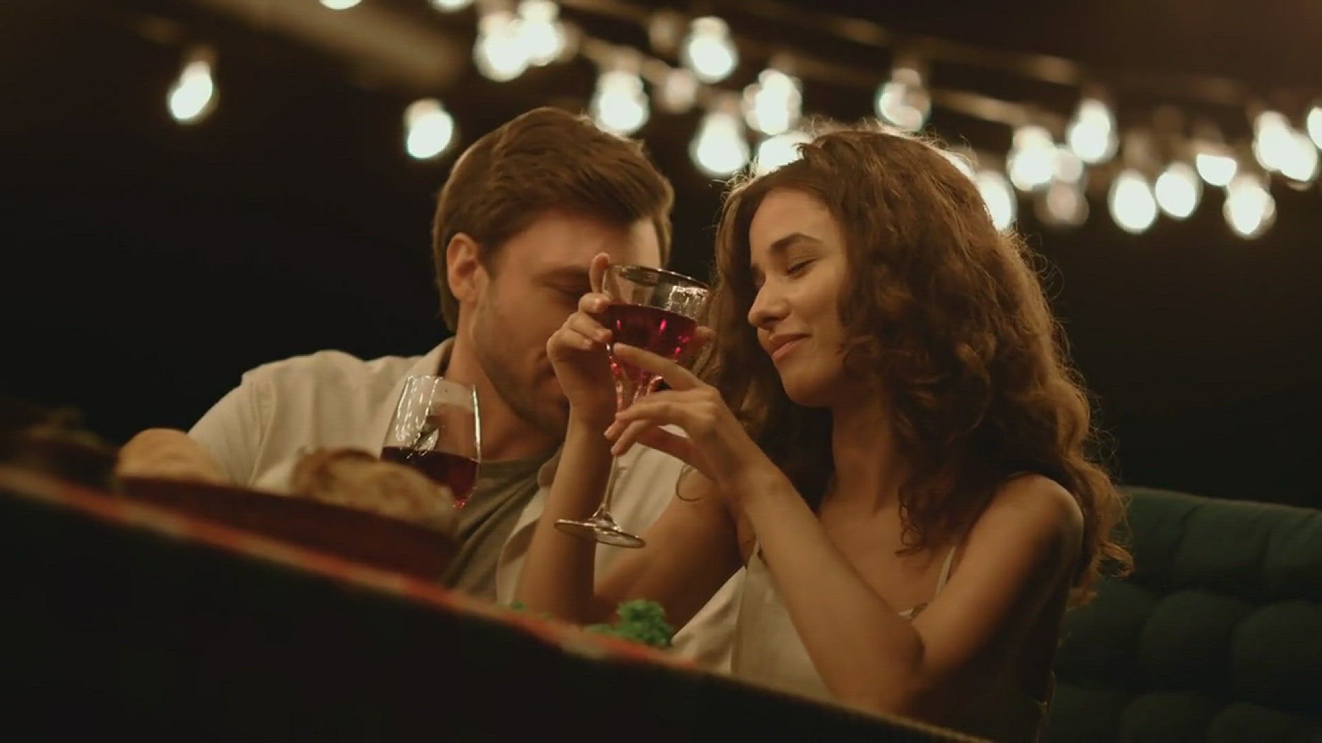 Video thumbnail for Should You Give a First Date Gift?