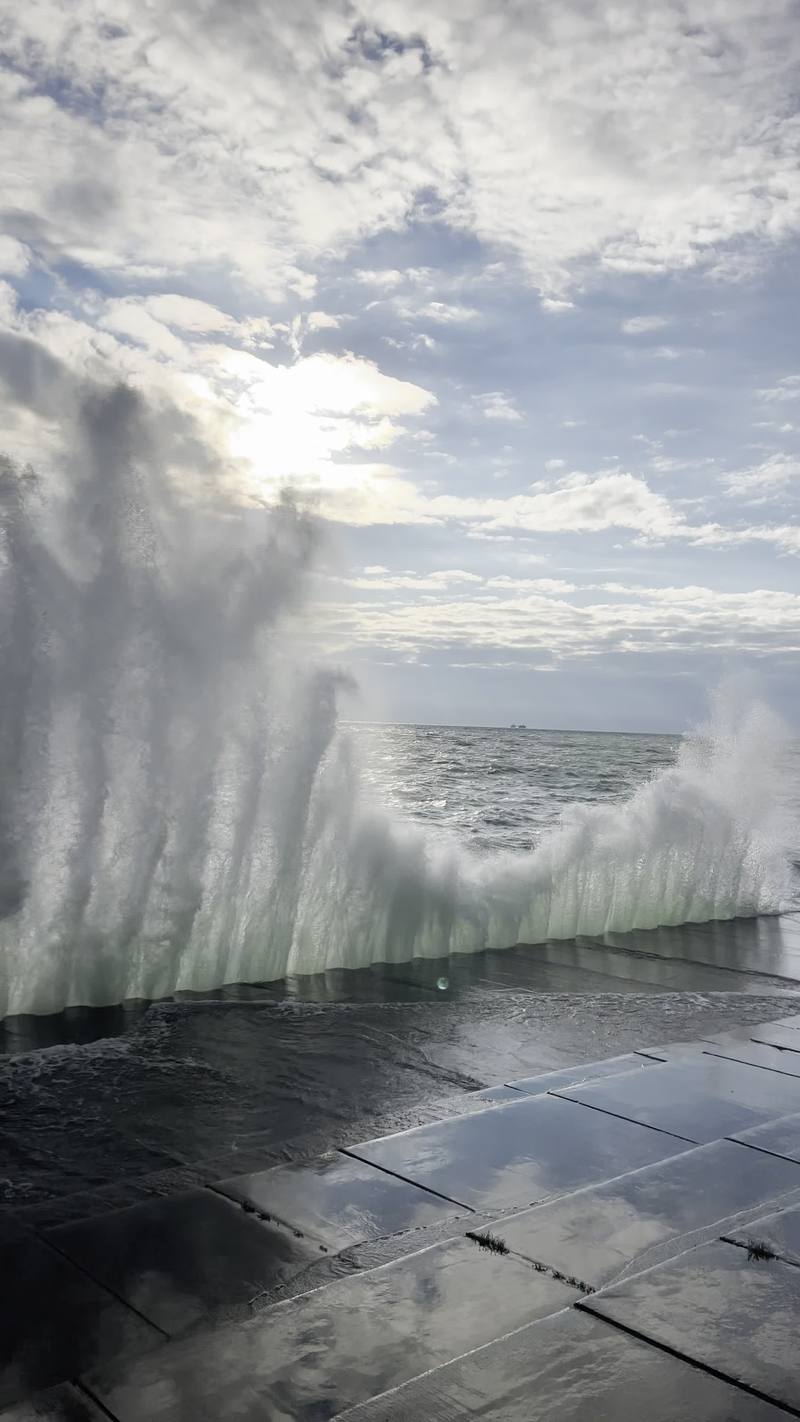 Video thumbnail for Storm Waves Exploding over the Chicago Lakefront