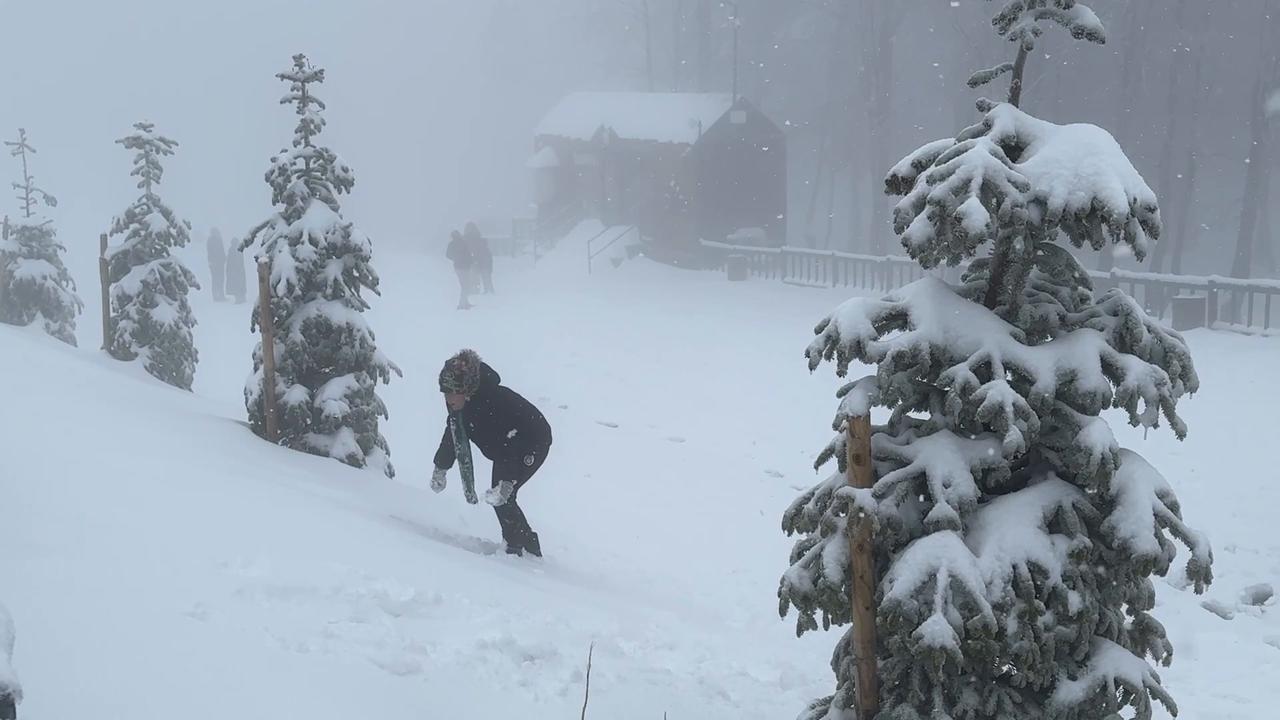Video thumbnail for Türkiye: Unseasonal snow blankets high altitudes in northwestern Türkiye.