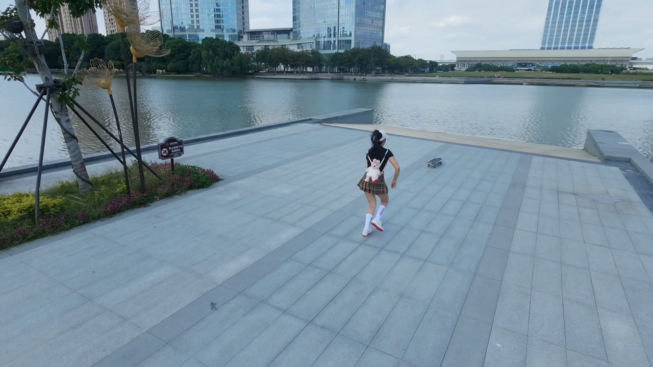 Video thumbnail for Skateboard Rolls Into River After Woman Loses Control in Jiangsu