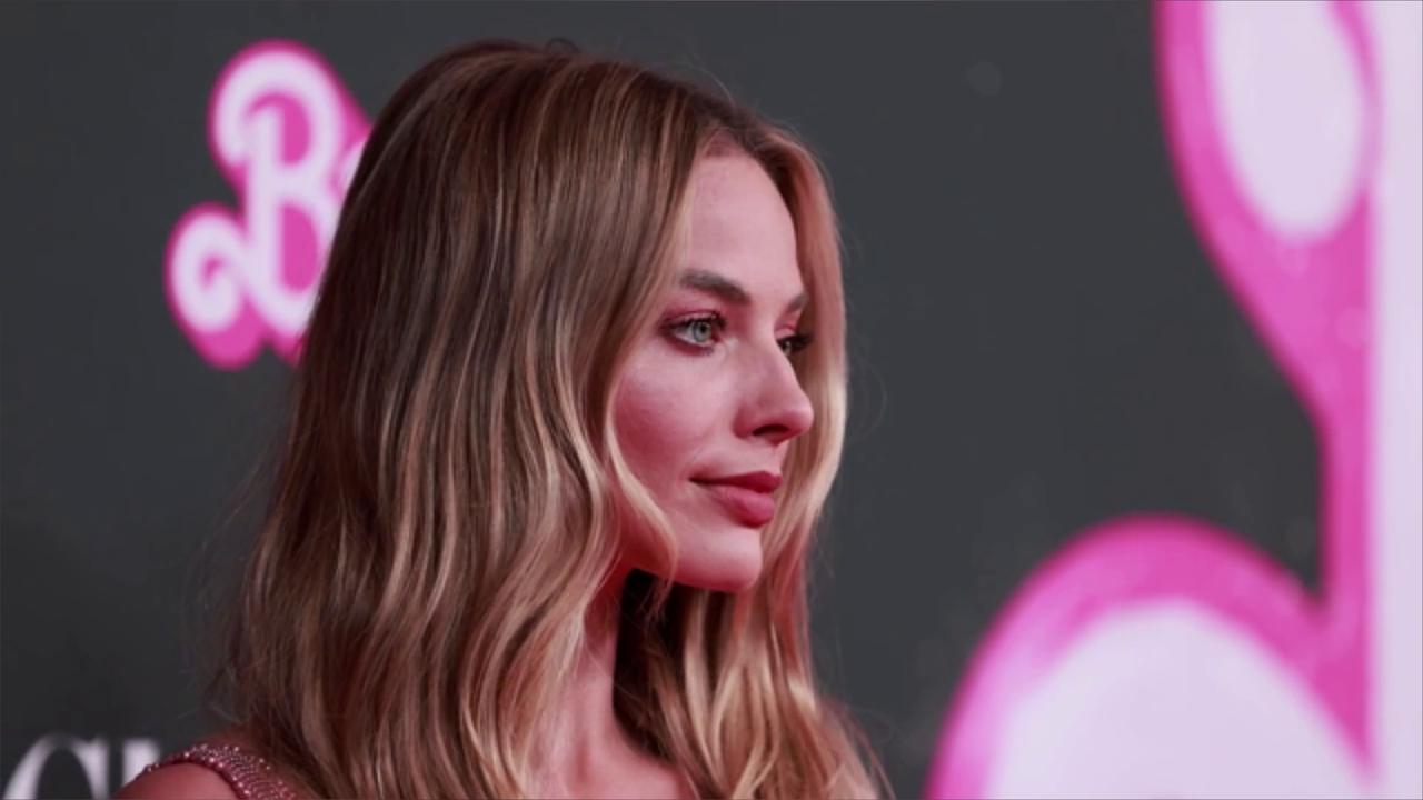 Video thumbnail for UNCAPTIONED: Barbie sequel stalls over star salaries.