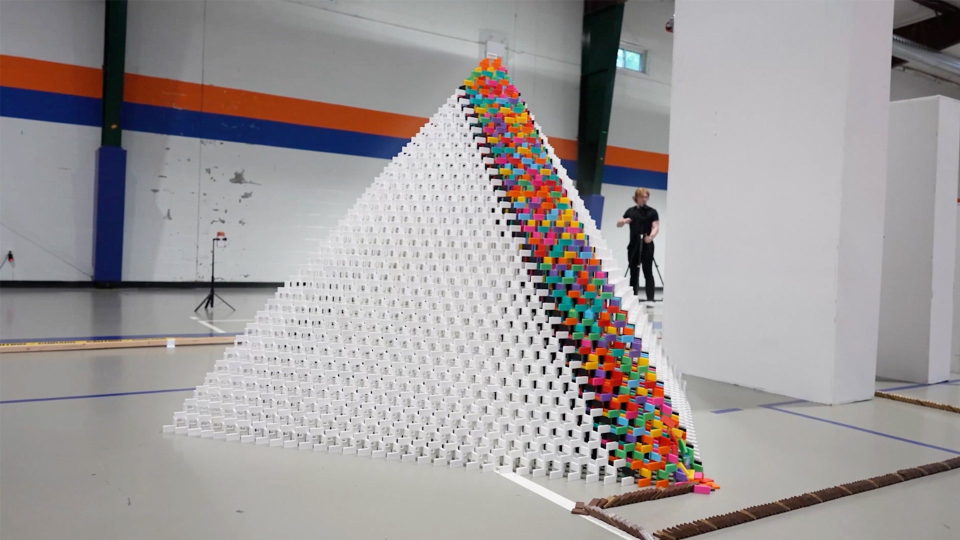Video thumbnail for Most dominoes toppled in a 3D pyramid - 28,193 by the FALLDOWN Domino Team