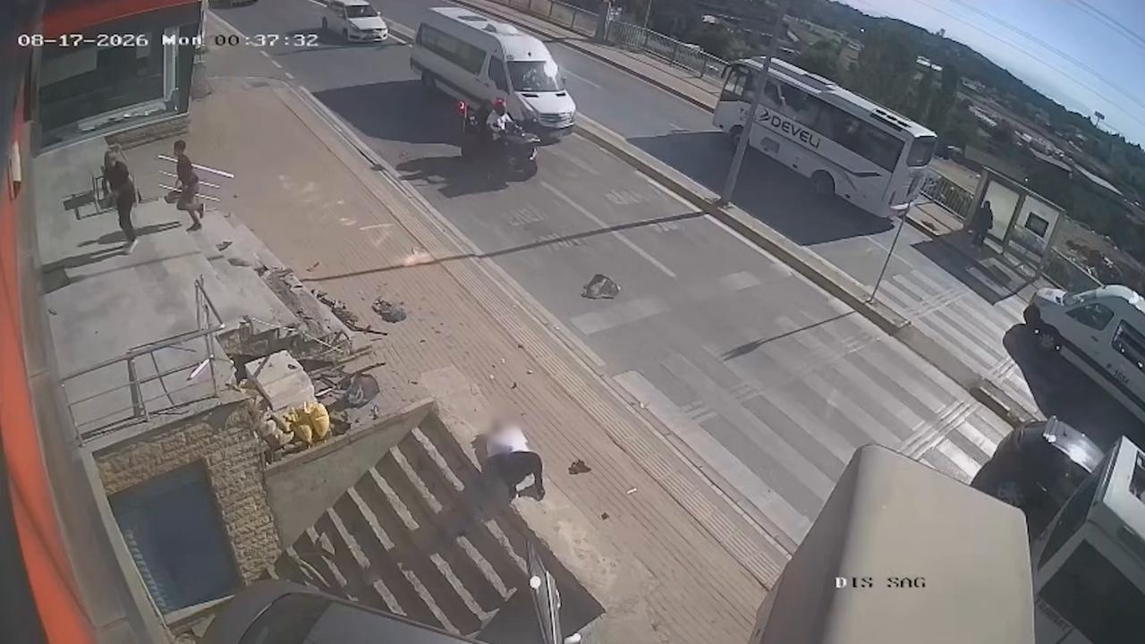 Video thumbnail for Türkiye: MOMENT - Car plunges into stairwell after veering off road in Türkiye.