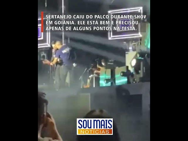 Video thumbnail for Vídeo registra o momento exato em que Marrone cai do palco e bate a cabeça durante show