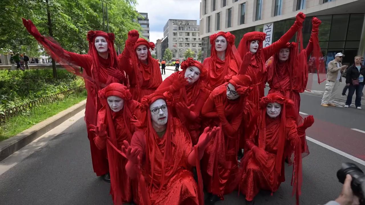 Video thumbnail for Belgium: Anti-war protesters march through Brussels to demand peace.