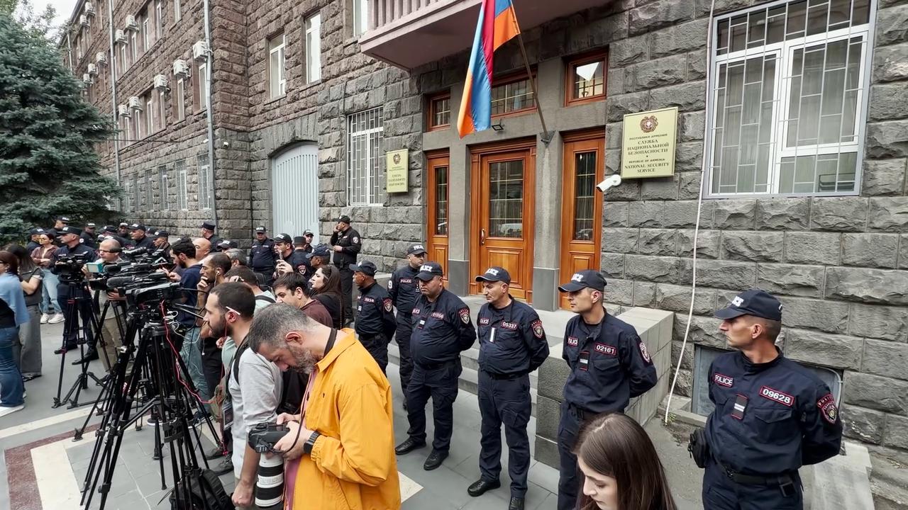 Video thumbnail for Armenia: Protests near National Security Service building in Armenia.