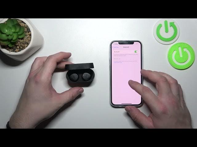 Video thumbnail for How to Put JAYS M-Five Earbuds into a Pairing Mode
