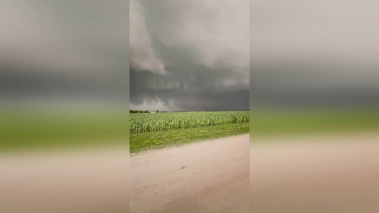 Video thumbnail for US: Massive Supercell Storm Towers Over Texas Farmland Between Waco And Fort Worth.