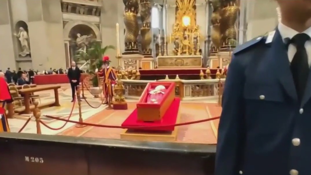 Video thumbnail for Thousands line up to pay respects to Pope Francis