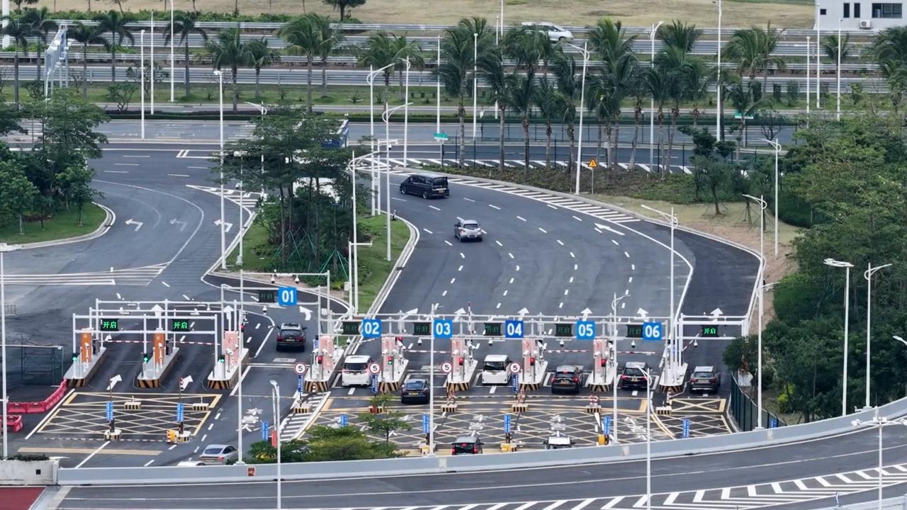 Video thumbnail for China: Over 80,000 HK, Macao vehicles enters mainland via Hong Kong-Zhuhai-Macao Bridge during National Day holiday.