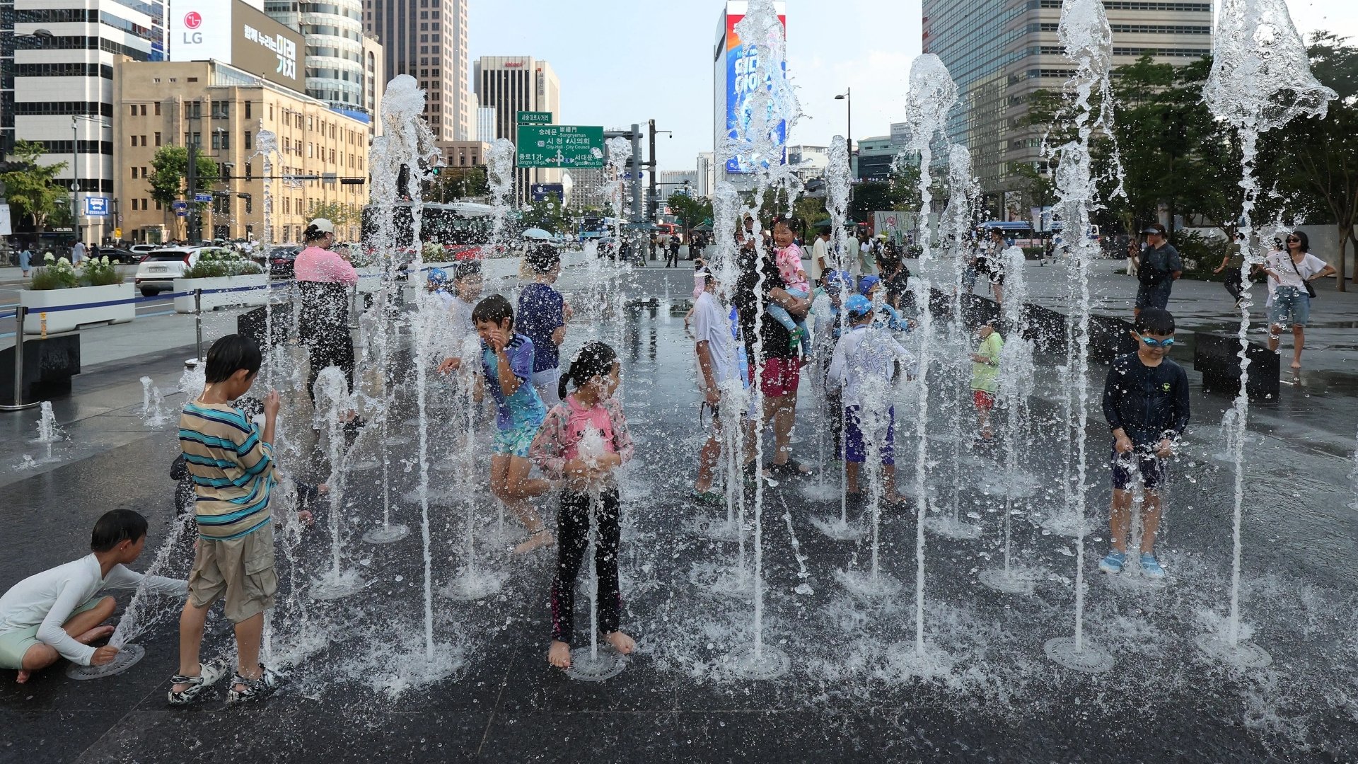 Video thumbnail for South Korea's record heatwave: People advised to stay indoors as mercury rises