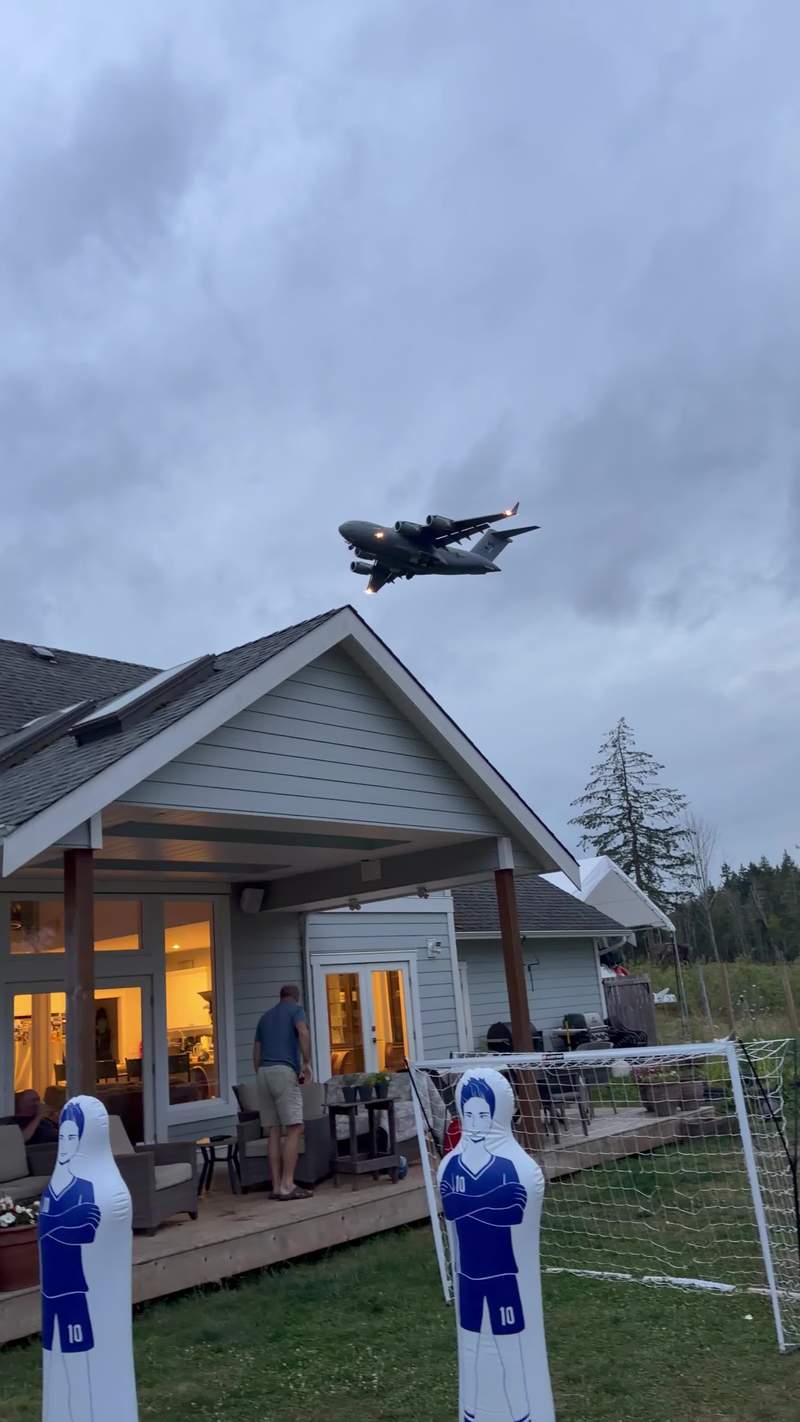 Video thumbnail for Massive C-17 Globemaster Glides over Quiet Comox Backyard
