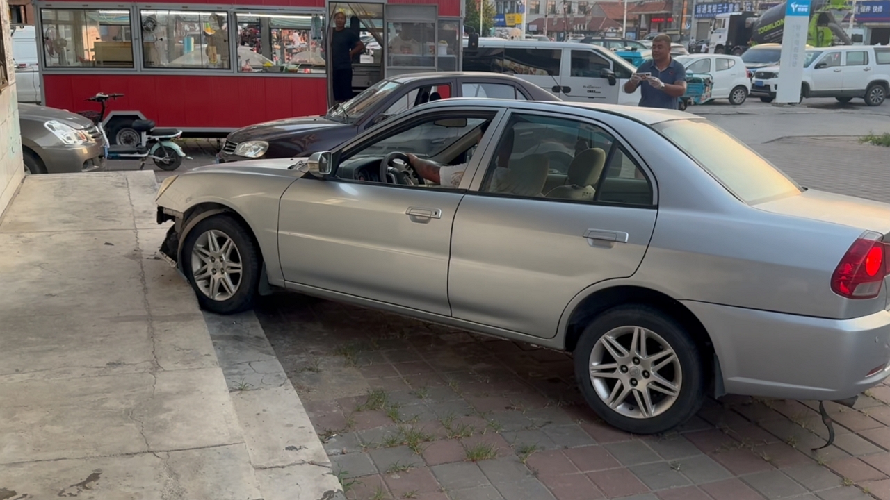 Video thumbnail for Driver Hits Concrete Steps After Parking Fail in China
