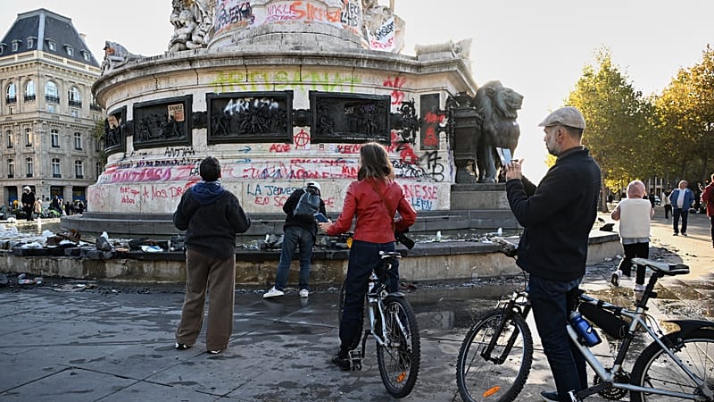 Video thumbnail for Smashed storefronts, burned buildings: France wakes up to aftermath of violent protests