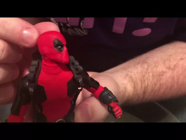 Video thumbnail for Unboxing/Review: Mezco One:12 classic Deadpool action figure