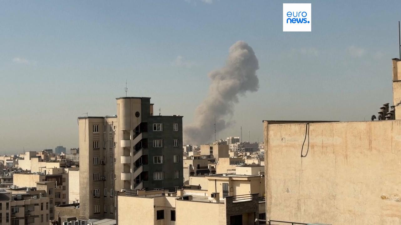 Video thumbnail for Watch: Smoke rising over Jomhouri Square in Tehran following Israeli attack