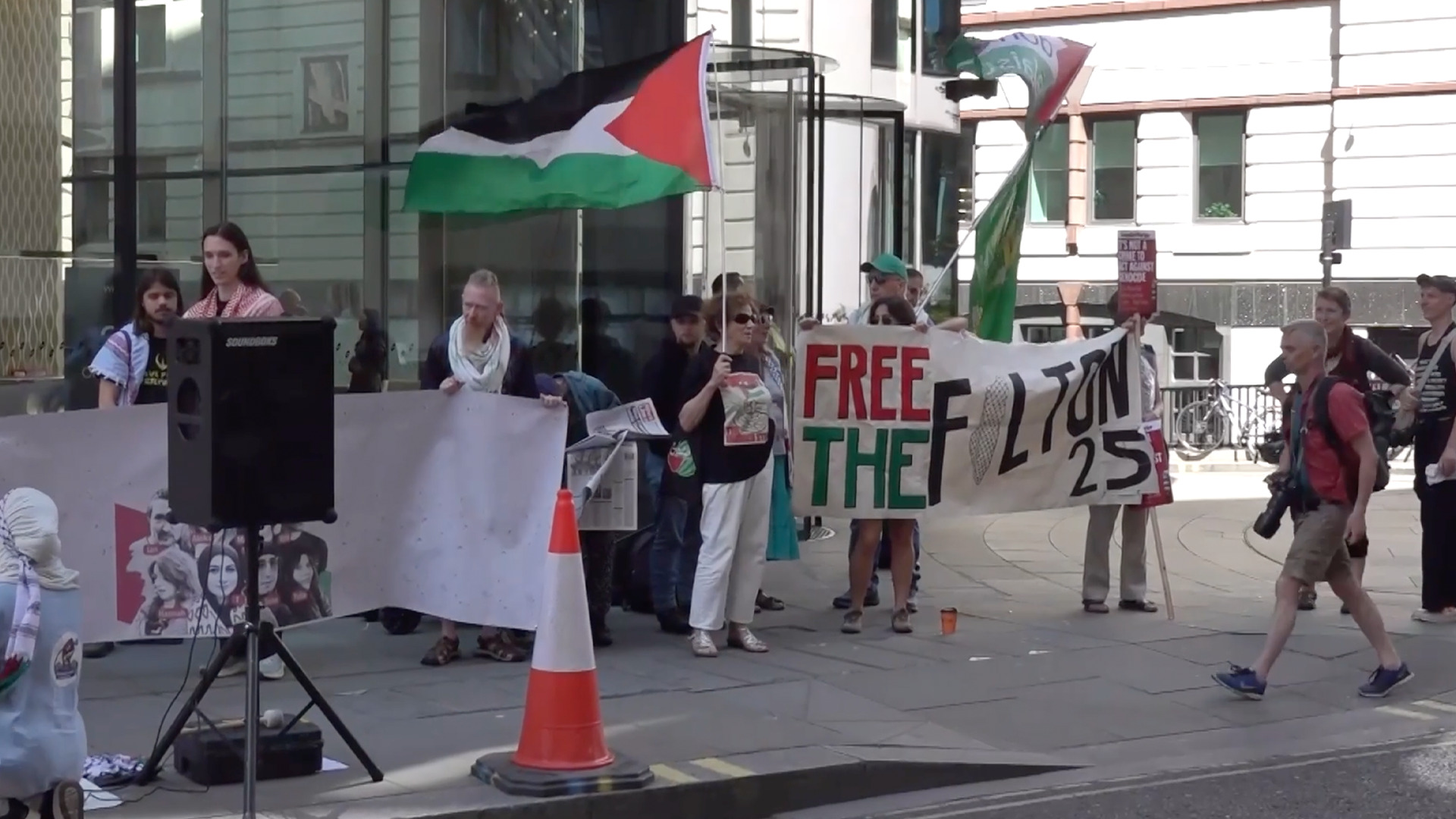 Video thumbnail for Pro-Palestine protesters rally for 'Filton 25’ activists at UK court
