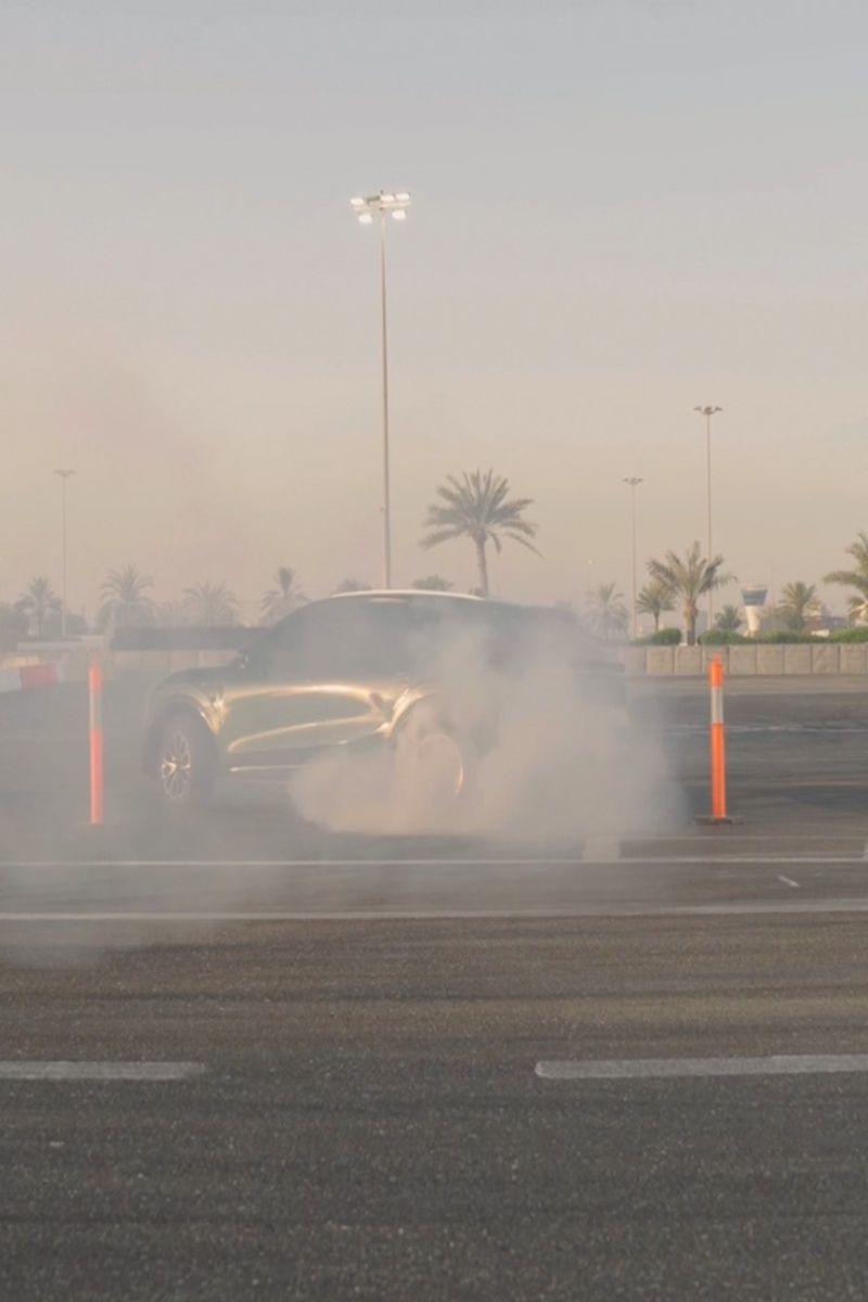 Video thumbnail for Tightest gap passed through whilst drifting an electric car - 25 cm by Chien Jui-Yu in association with Zhejiang Zeekr Intelligent Technology