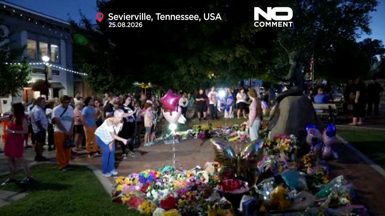 Video thumbnail for Flowers and memories: Fans pay tribute to Dolly Parton