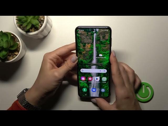 Video thumbnail for How Does Face Recognition Works on Samsung Galaxy Z Flip4 - Face Unlock Test