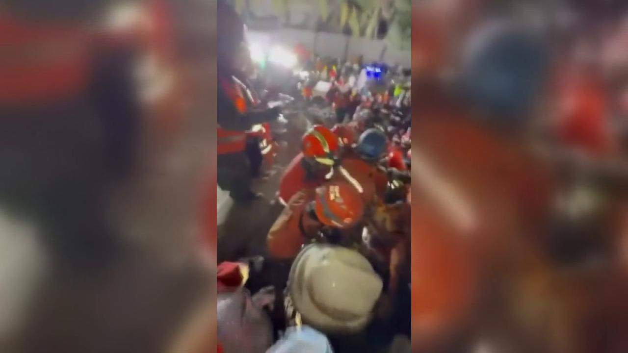Video thumbnail for Venezuela: Man rescued alive after 106 hours under Venezuela quake rubble.