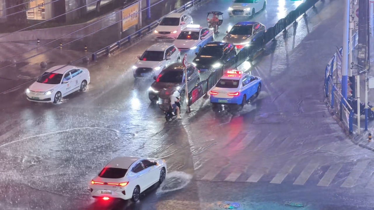 Video thumbnail for E-Bike Riders Dodge Crash in Torrential Rain in Guizhou