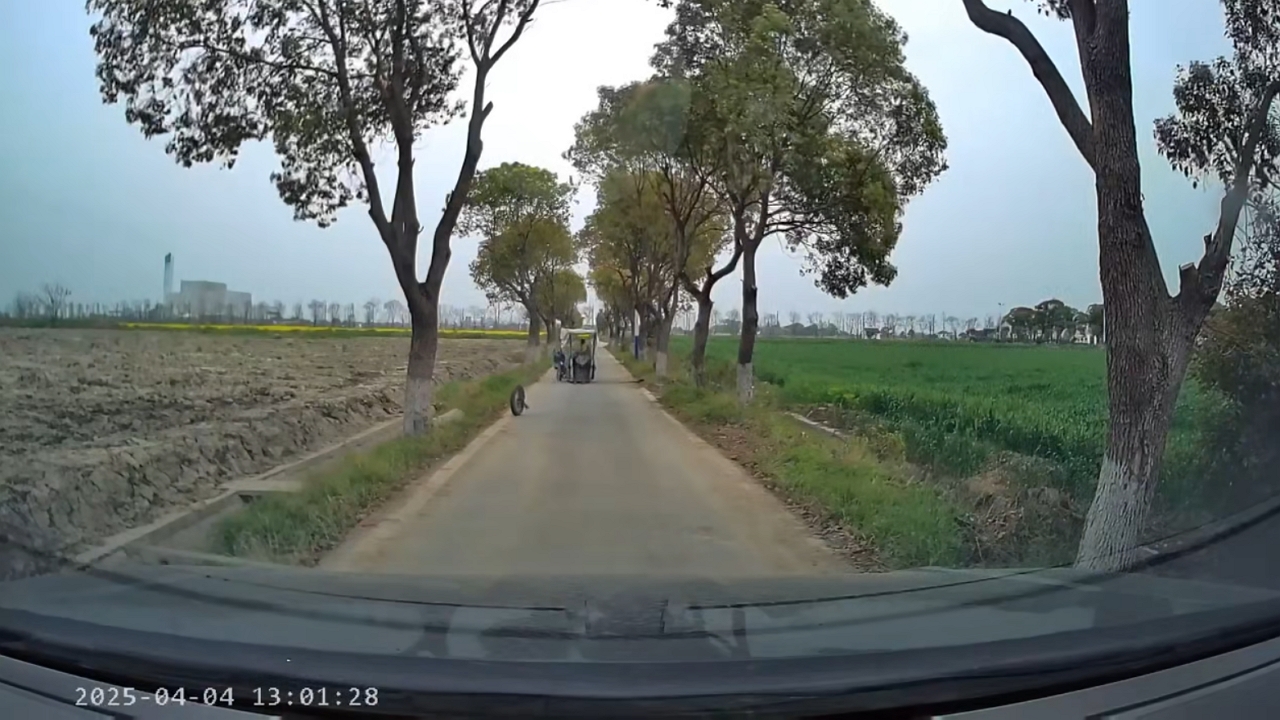 Video thumbnail for Electric Scooter Loses Front Wheel in Zhejiang!