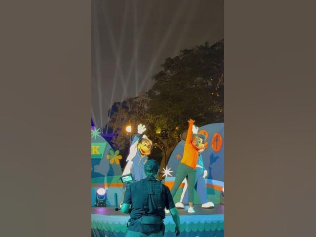 Video thumbnail for Mickey and Minnie warm up for the CHOC Walk in the Park!