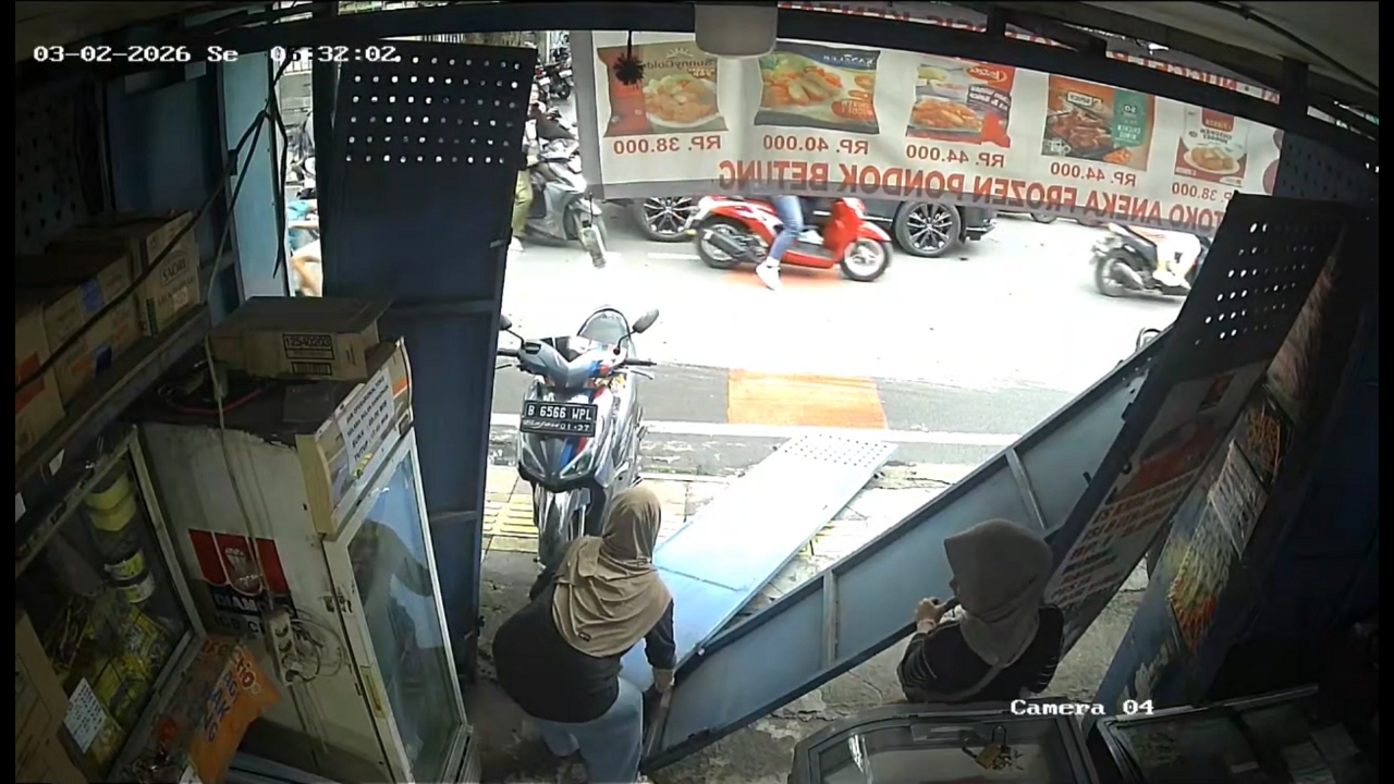 Video thumbnail for Steel Gate Collapses Unexpectedly in Jakarta