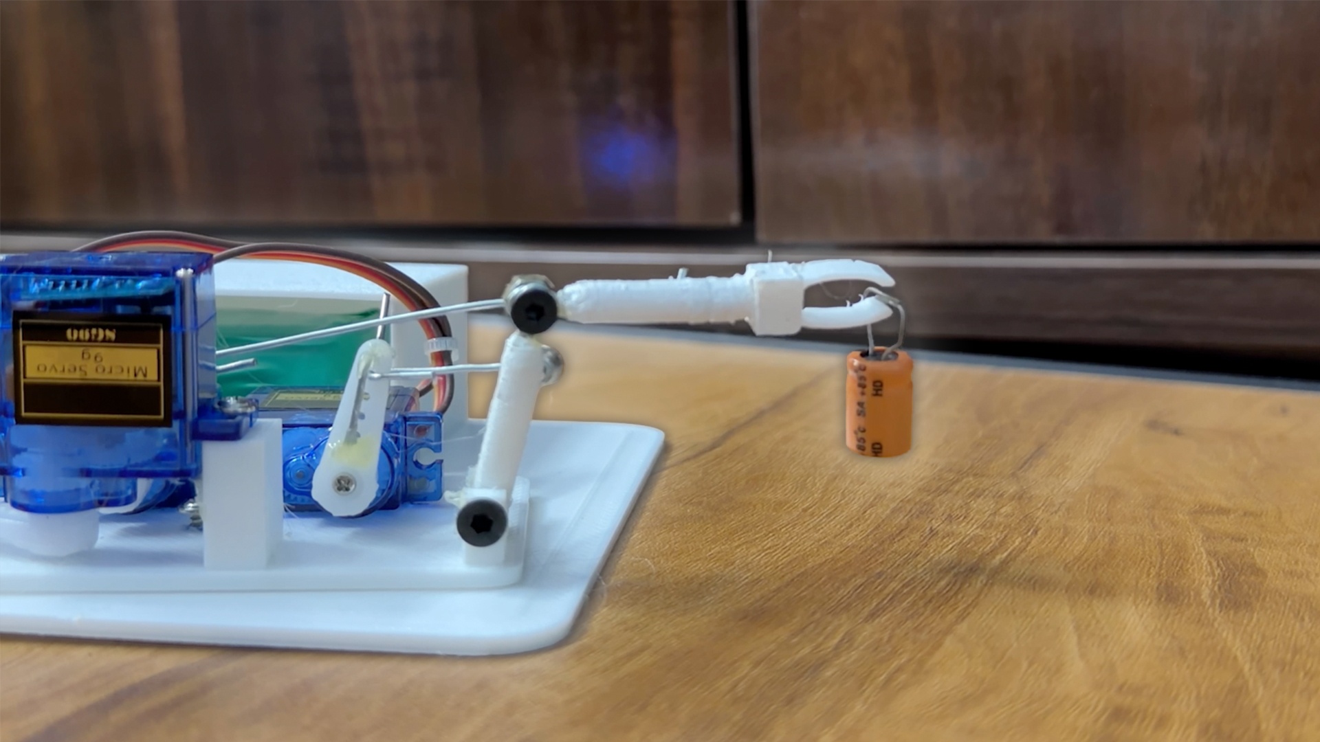 Video thumbnail for Smallest robot arm - 39.35 mm (1.54 in) by Hiten Dharpure