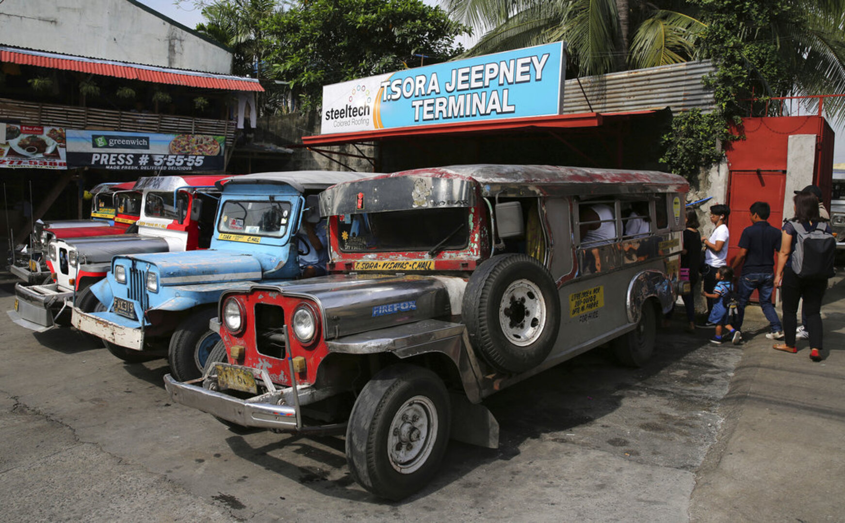 Video thumbnail for Philippines cultural symbol: Jeepneys at risk of disappearing
