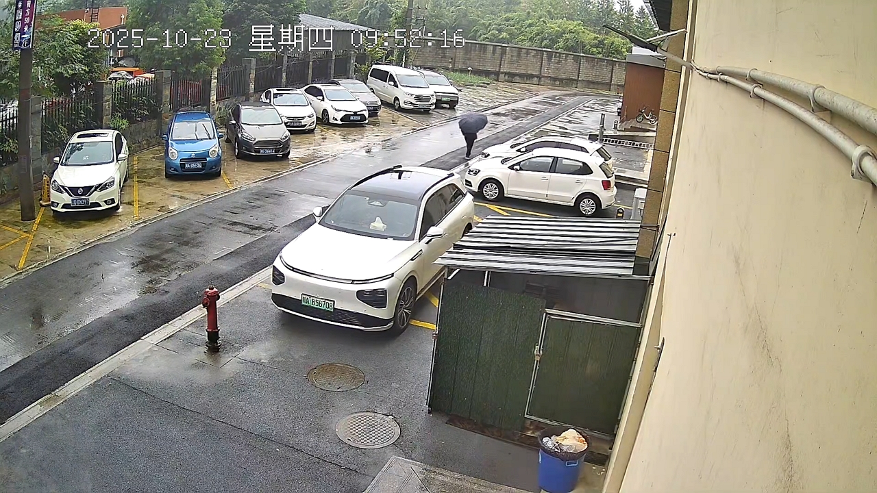 Video thumbnail for Car Crashes Into Fire Hydrant in Sichuan!